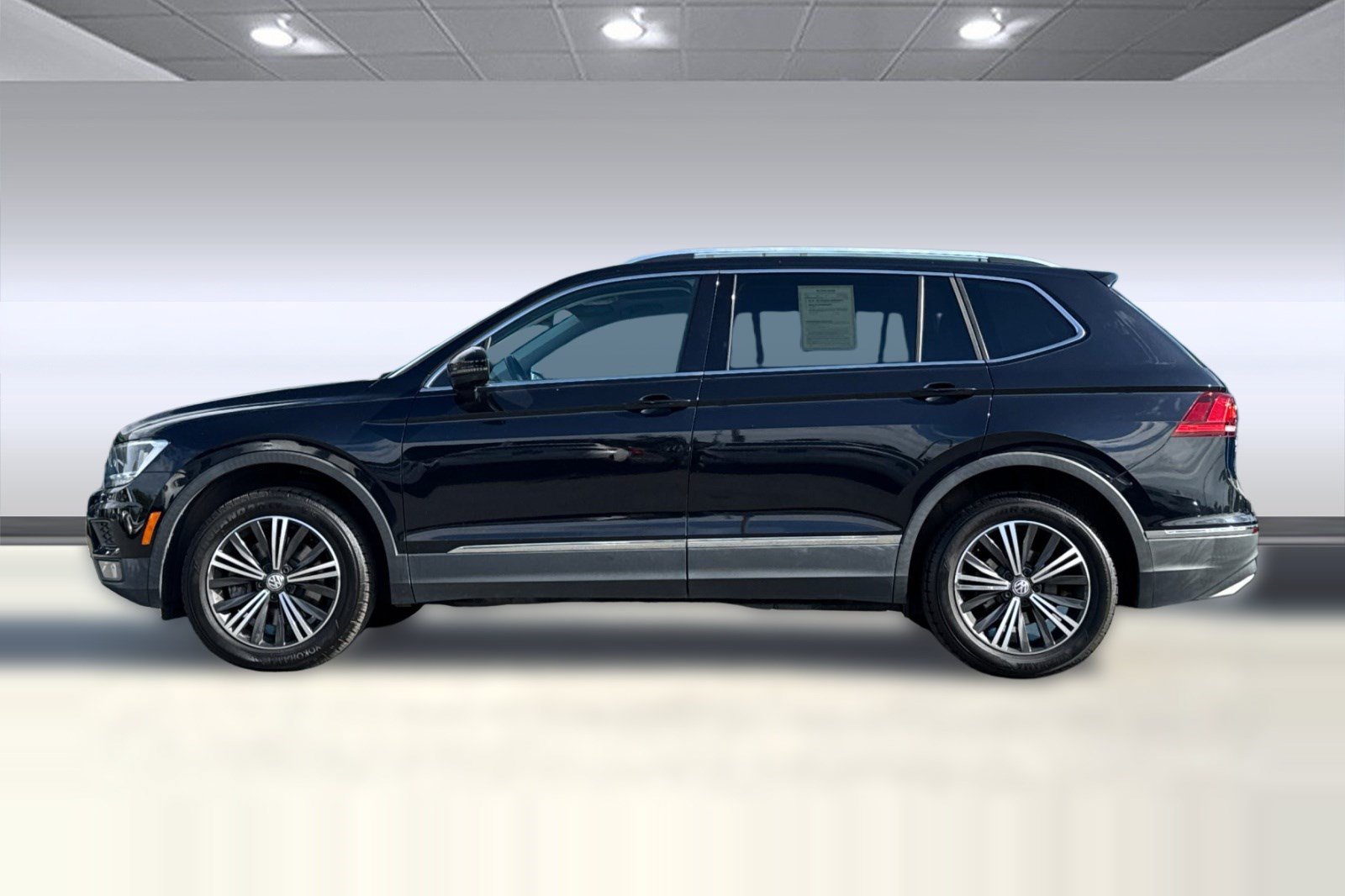 Used 2018 Volkswagen Tiguan SEL AWD/4WD image 2