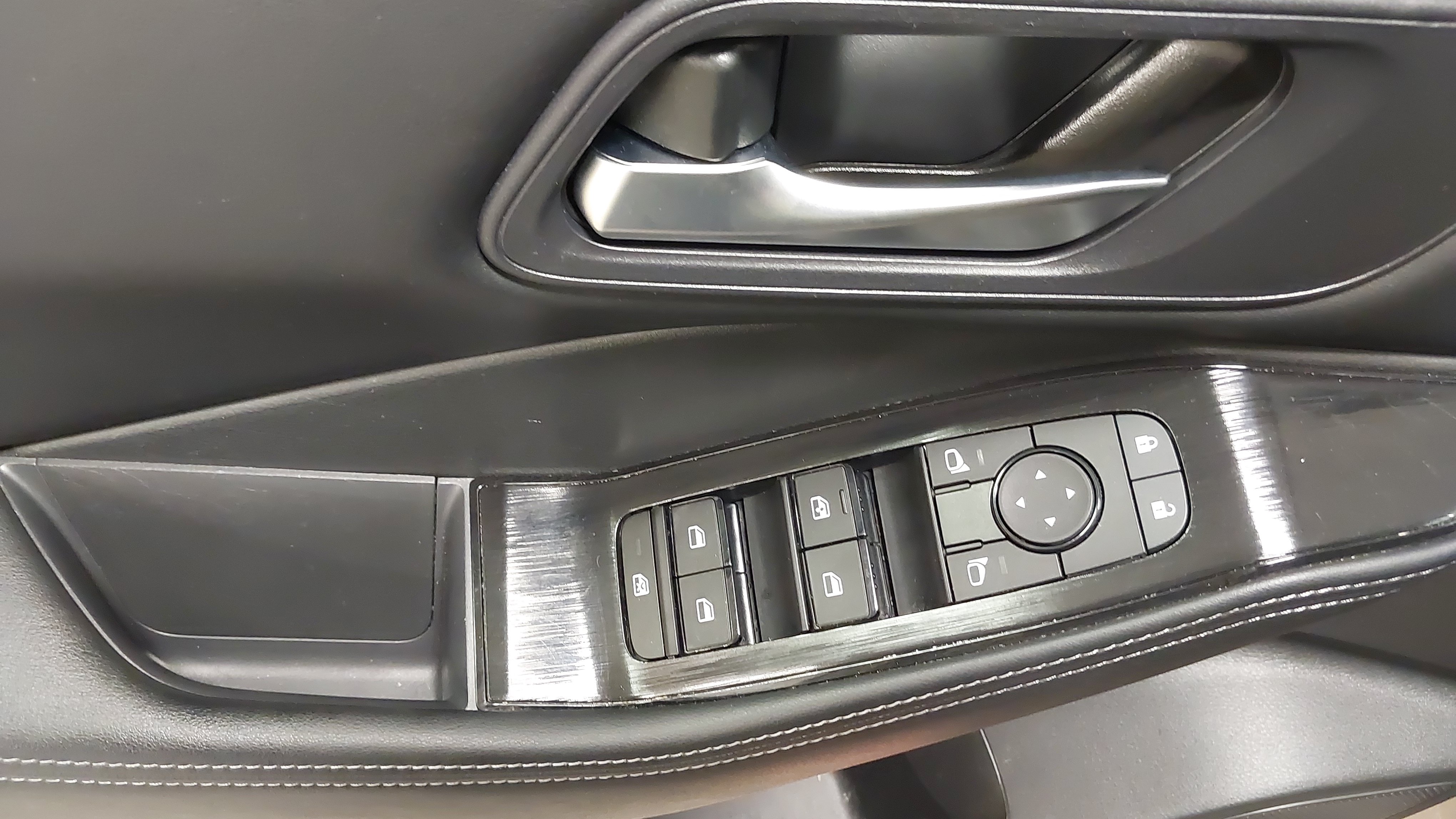 Used 2024 Nissan Rogue SV AWD/4WD image 25