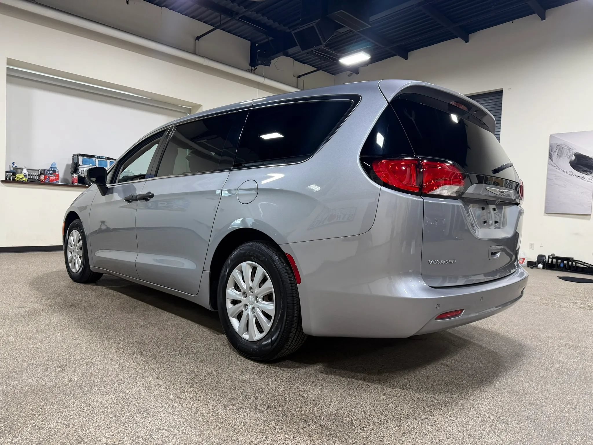 Used 2021 Chrysler Voyager L FWD image 7
