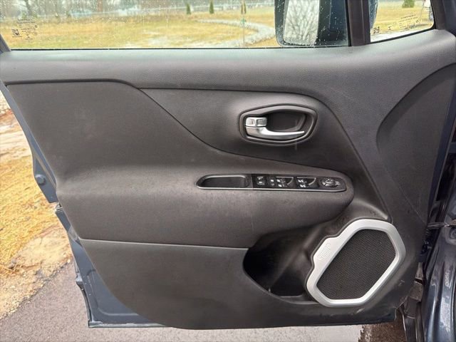 Used 2020 Jeep Renegade Latitude w/ Cold Weather Group image 17