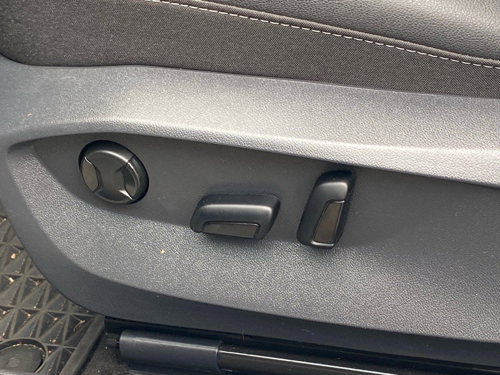 Used 2025 Volkswagen Taos SE image 12