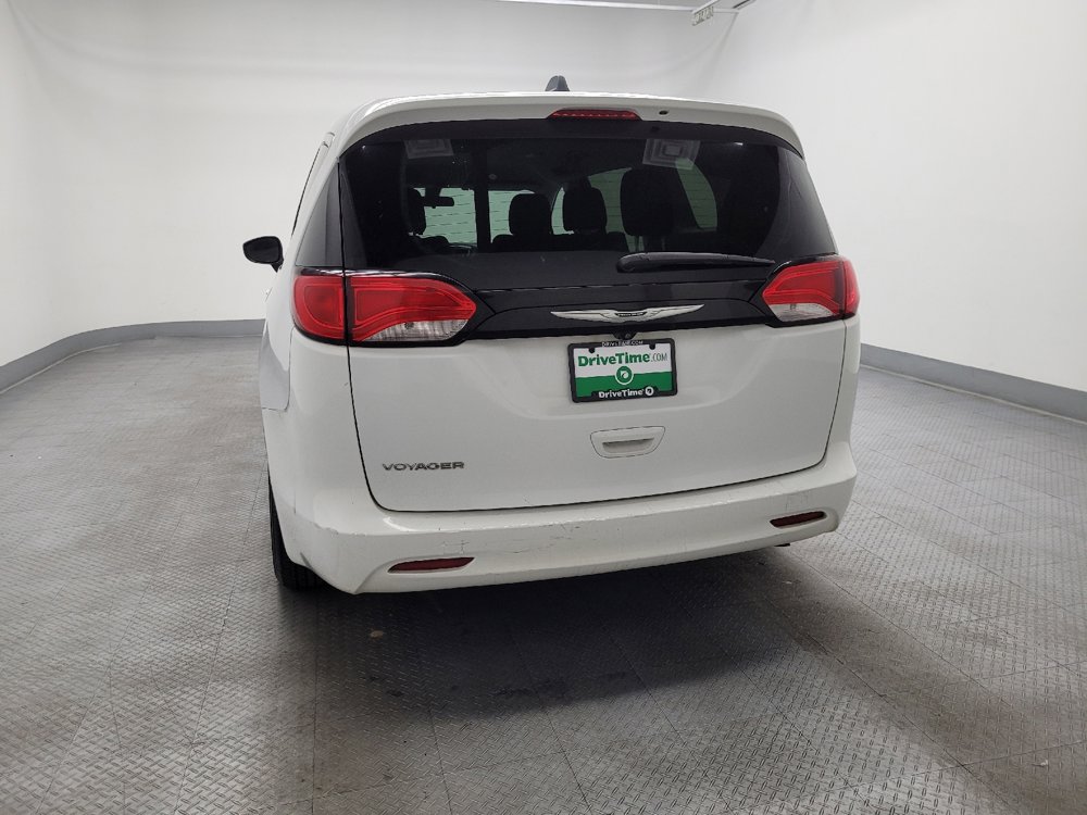 Used 2022 Chrysler Voyager LX image 6