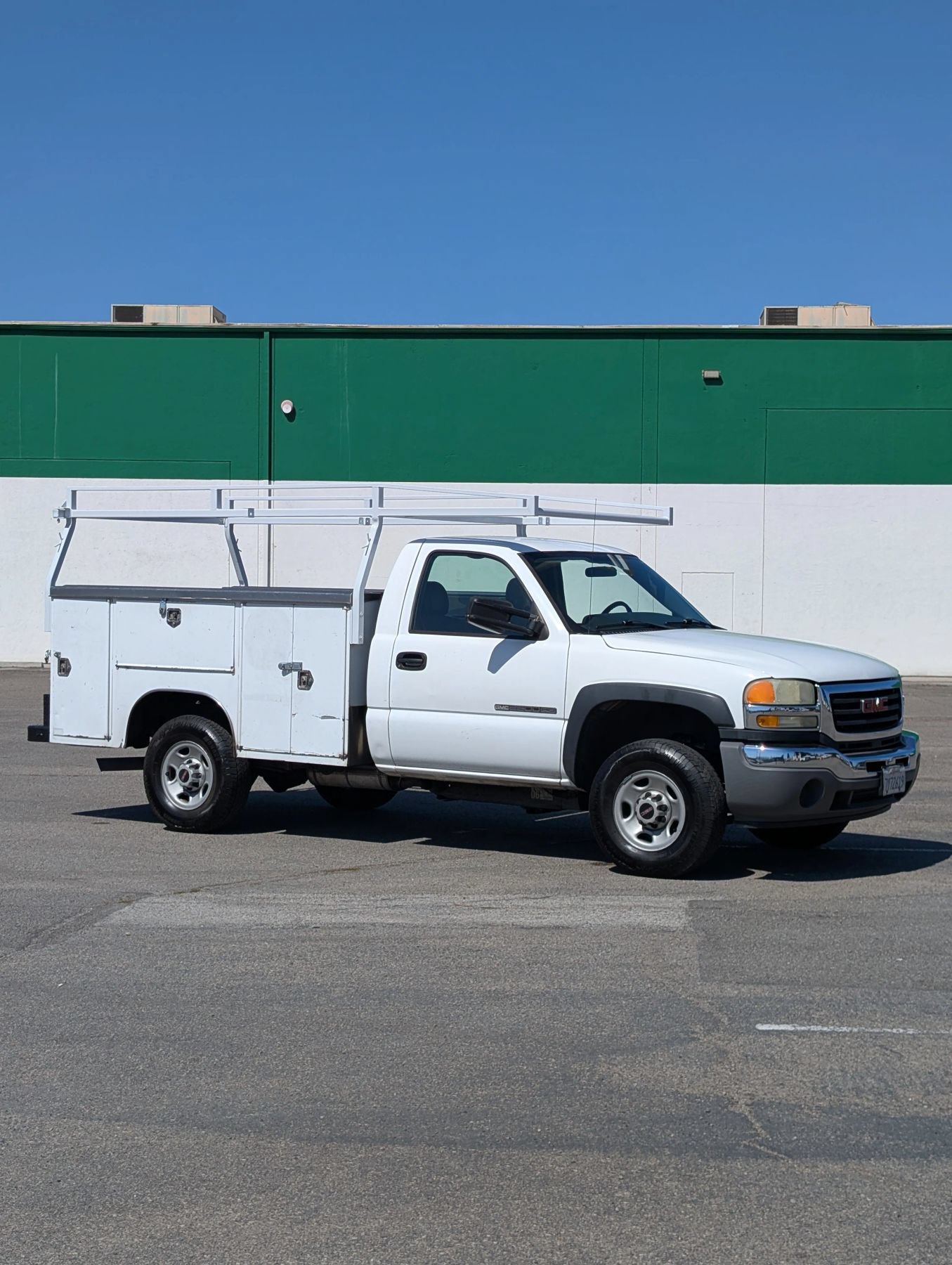 Used 2005 GMC Sierra 2500 W/T RWD image 2