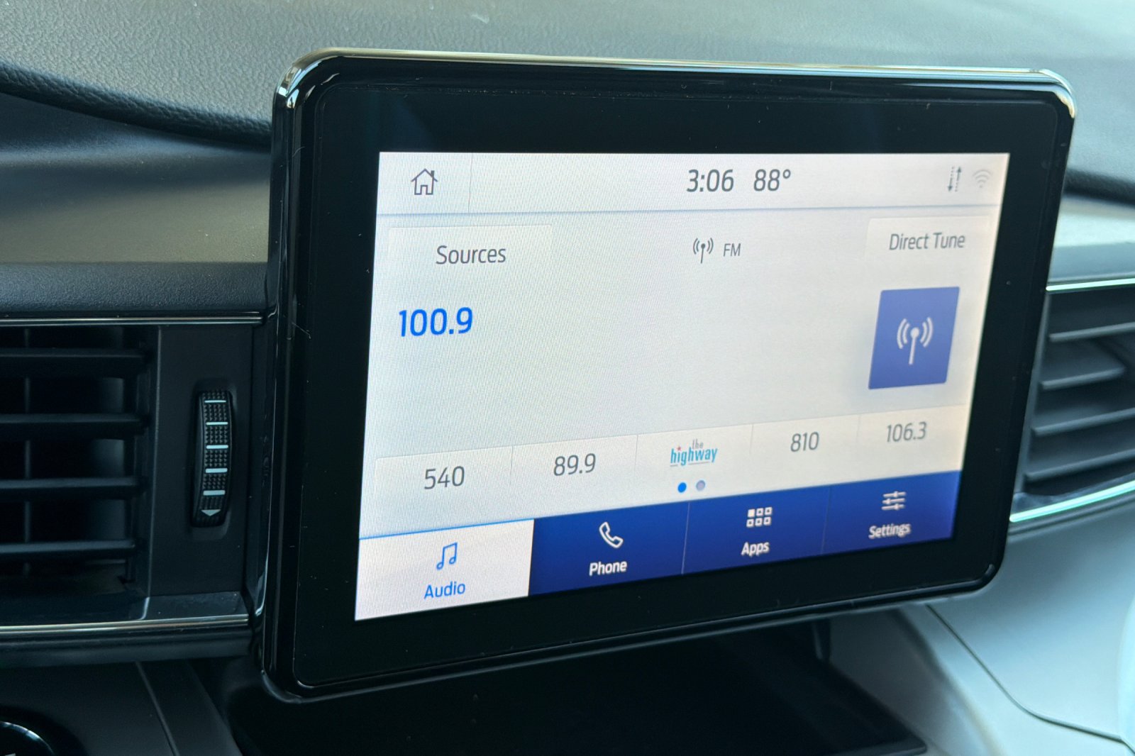 Used 2020 Ford Explorer XLT w/ Equipment Group 202A RWD image 24