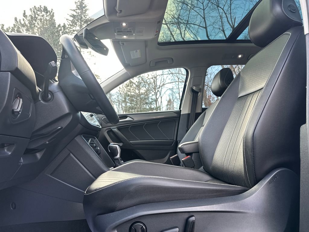 Used 2022 Volkswagen Tiguan SE w/ Panoramic Sunroof Package image 3