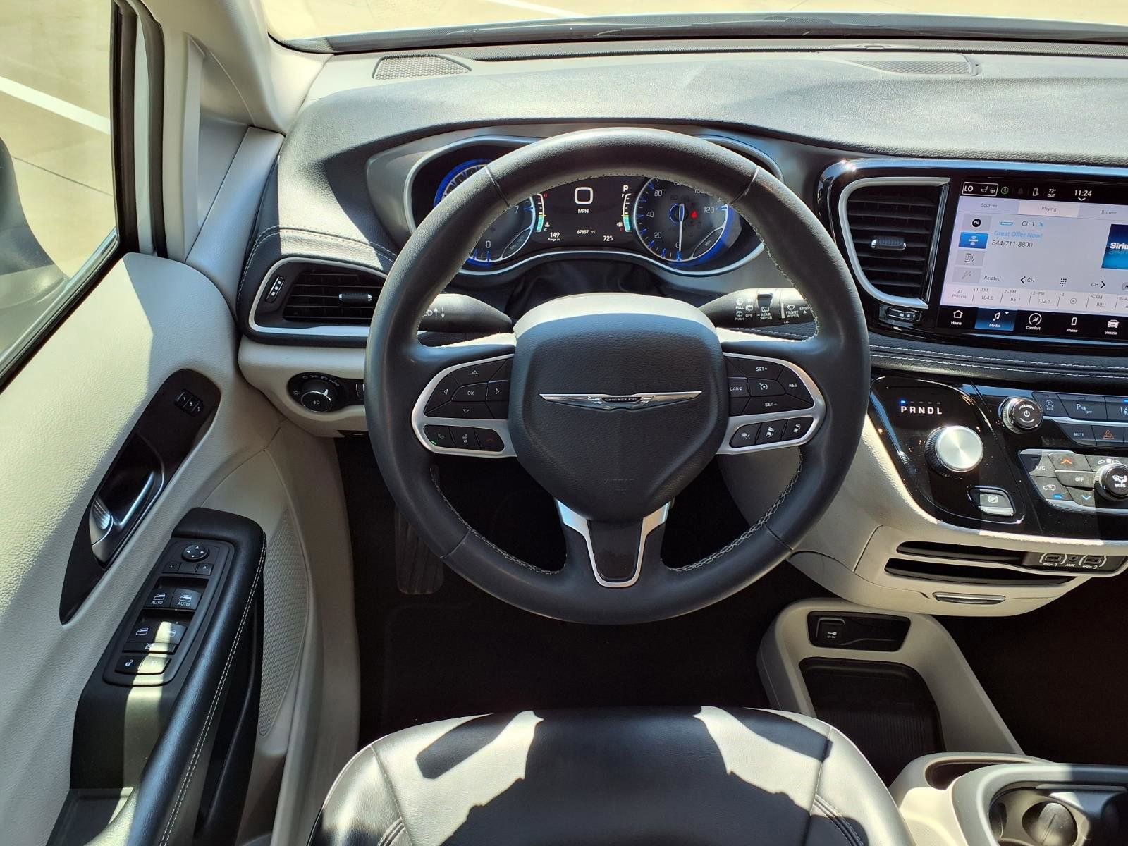 Used 2023 Chrysler Pacifica Touring-L FWD image 14