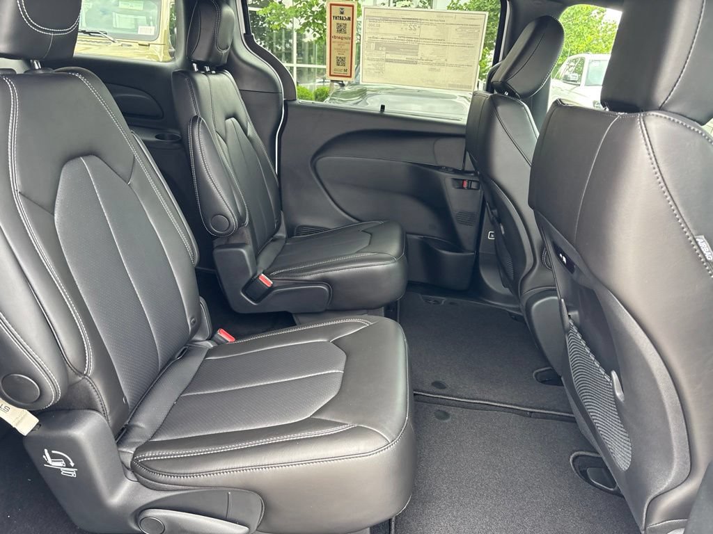 New 2027 Chrysler Pacifica Select FWD image 42