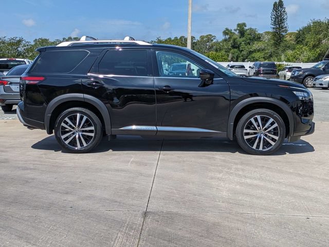 Used 2025 Nissan Pathfinder Platinum w/ Cargo Package AWD/4WD image 4
