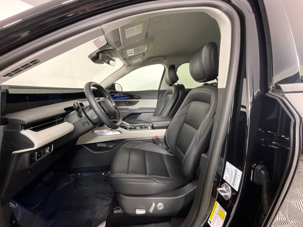 Used 2025 Lincoln Nautilus Premier AWD/4WD image 16