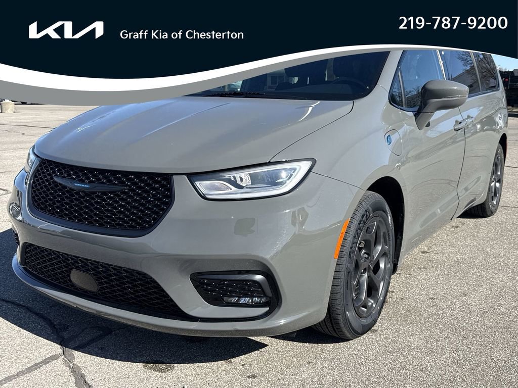 Used 2021 Chrysler Pacifica Touring w/ Uconnect Theater Family Group