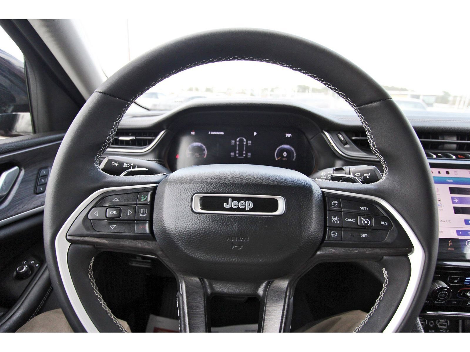 Used 2023 Jeep Grand Cherokee L Limited w/ Luxury Tech Group II image 17