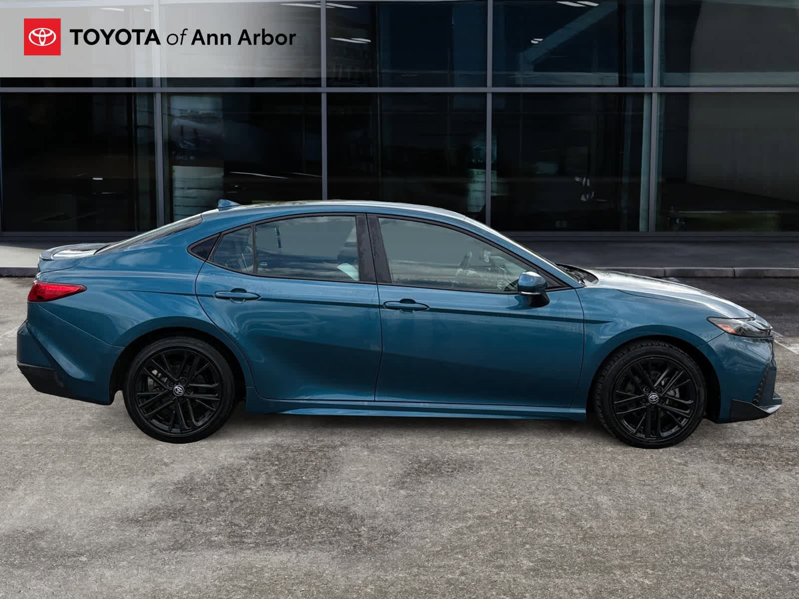 Used 2025 Toyota Camry SE FWD image 5
