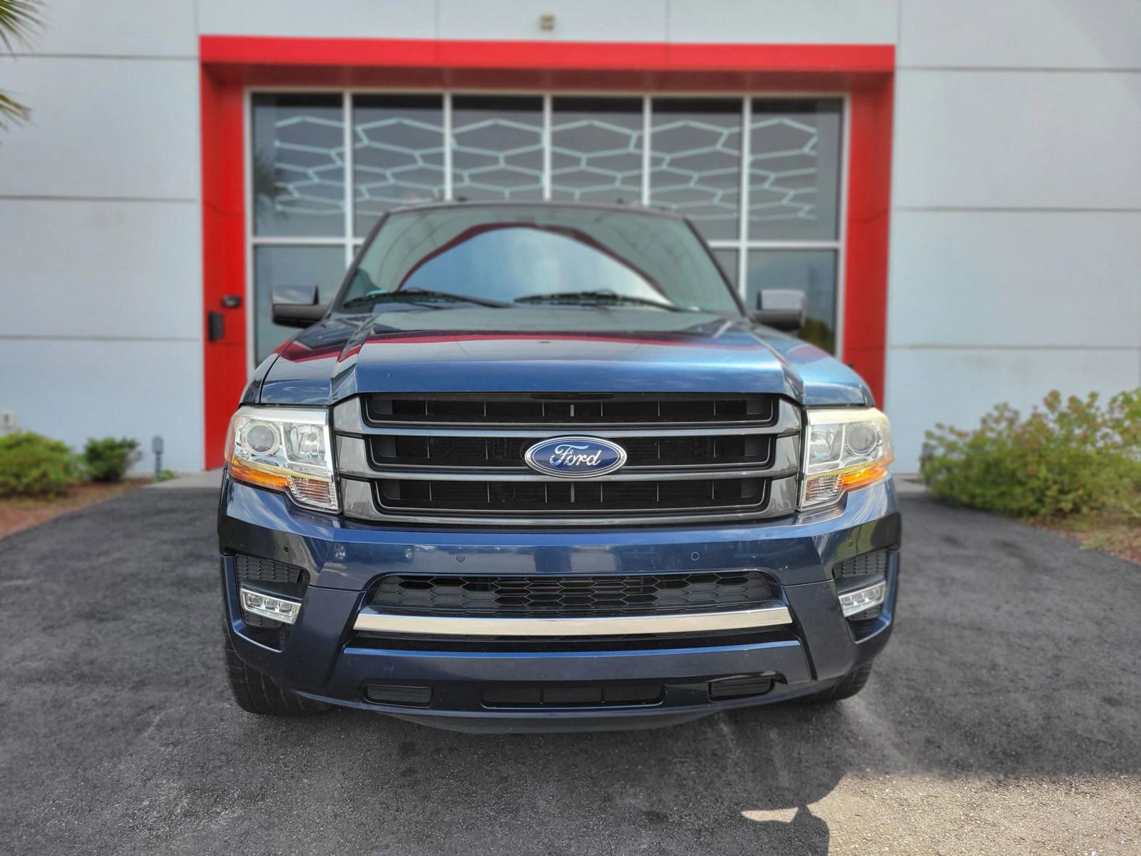Used 2017 Ford Expedition Limited w/ Equipment Group 301A RWD image 2