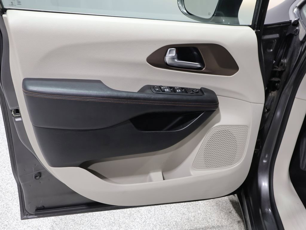Used 2018 Chrysler Pacifica Touring-L Plus FWD image 13
