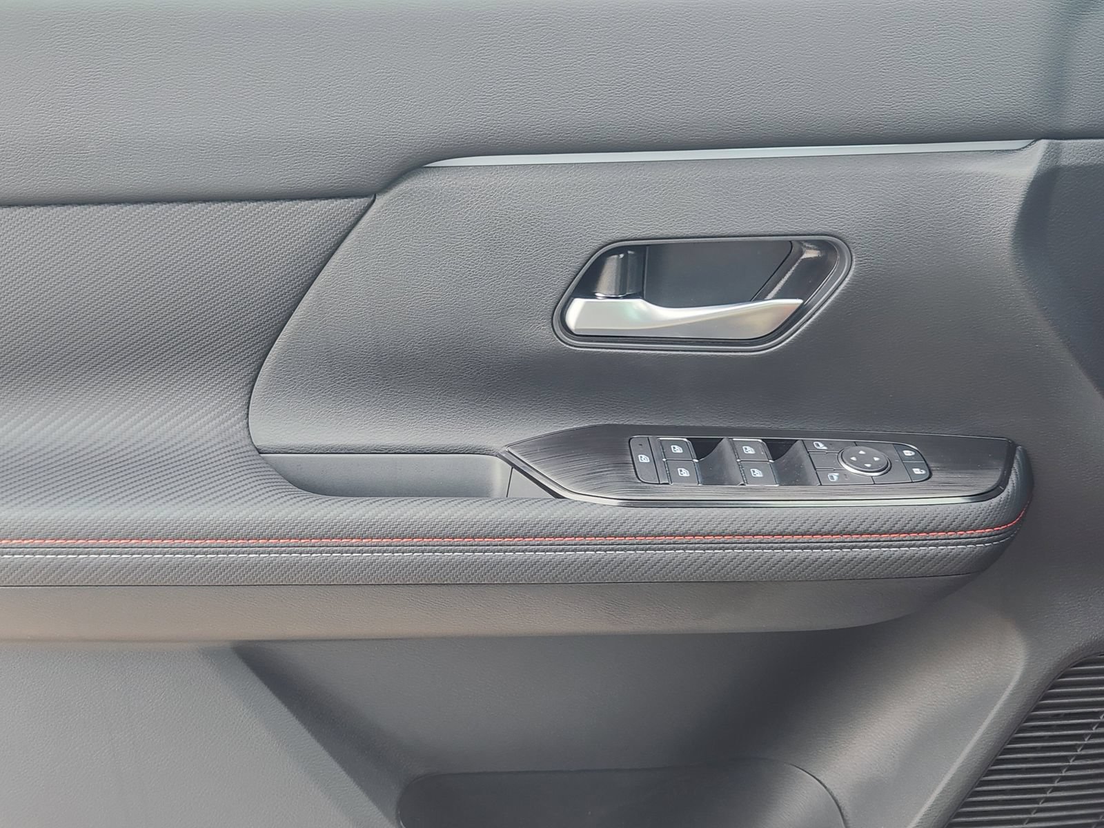 New 2026 Nissan Kicks SR w/ Cold Weather Package FWD image 20