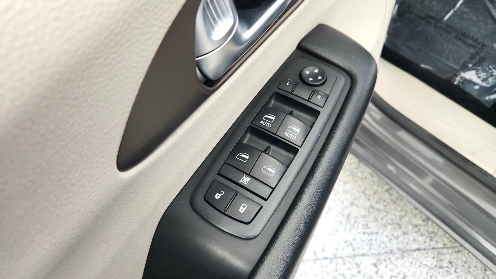 Used 2019 Chrysler Pacifica Touring-L FWD image 22