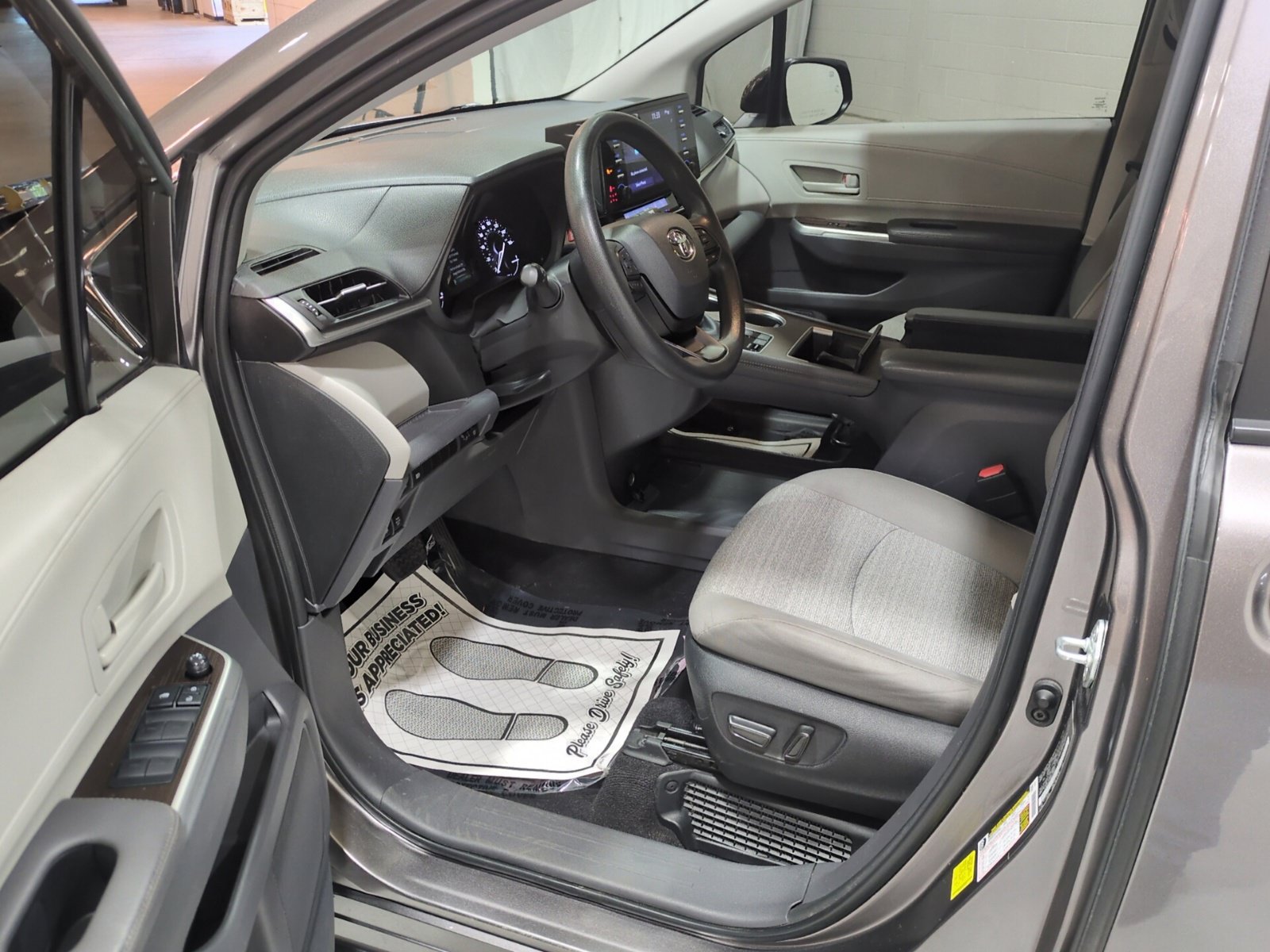 Used 2022 Toyota Sienna LE FWD image 15