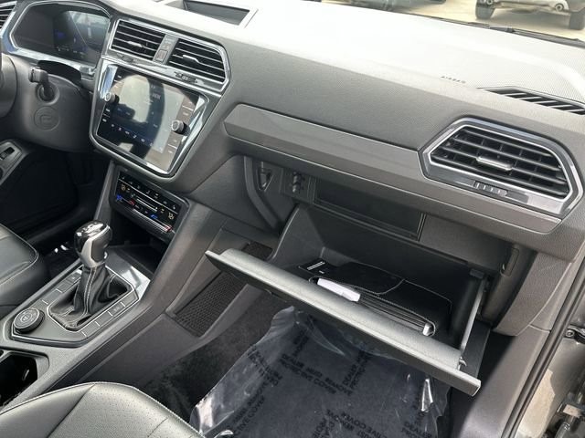 Used 2024 Volkswagen Tiguan SE AWD/4WD image 30