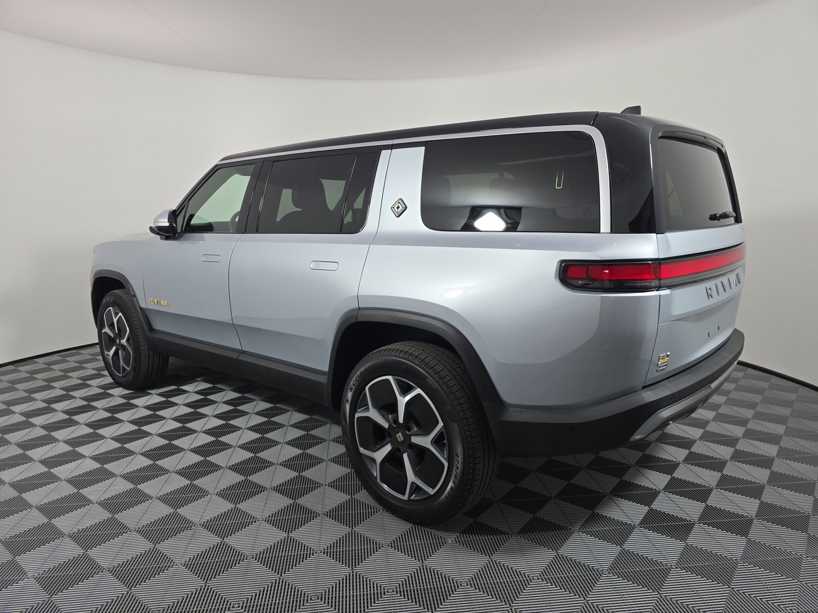 Used 2023 Rivian R1S Adventure AWD/4WD image 3