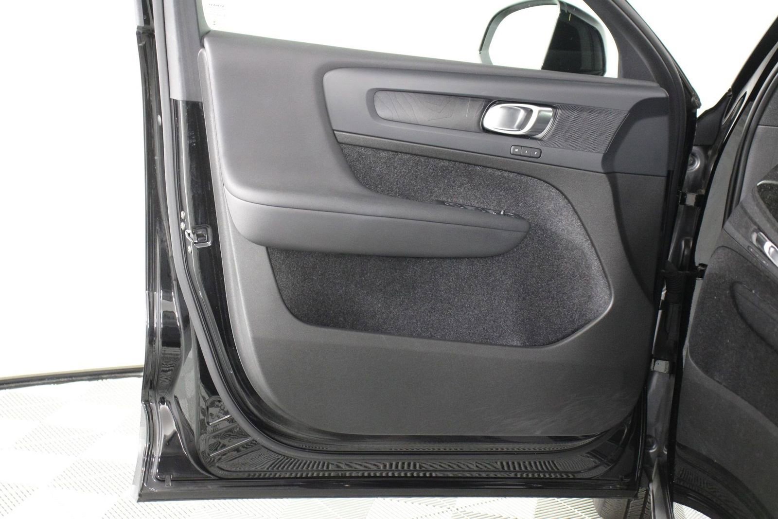 Certified 2023 Volvo C40 Recharge Core AWD/4WD image 17