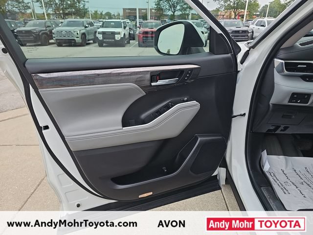 Used 2023 Toyota Highlander Limited AWD/4WD image 11