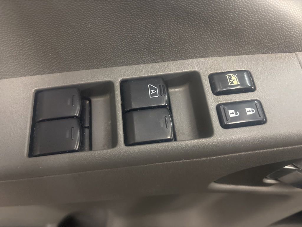 Used 2014 Nissan Frontier SV image 15