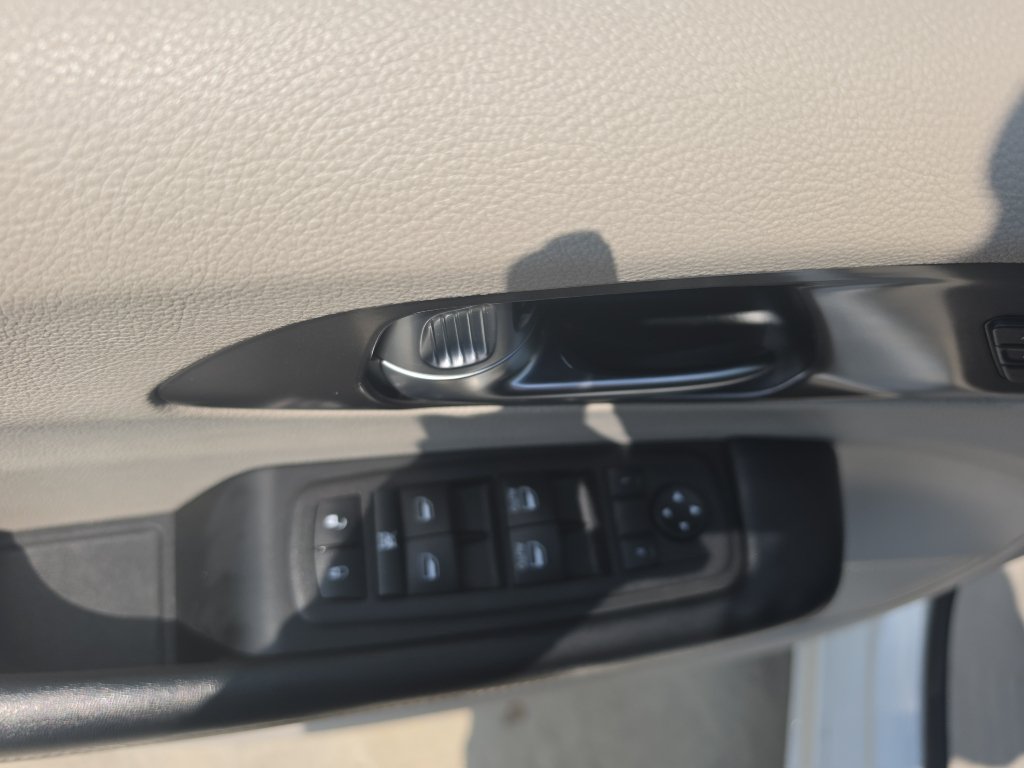 Used 2023 Chrysler Pacifica Touring-L FWD image 15