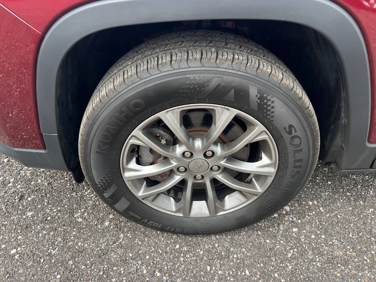 Used 2019 Jeep Cherokee Latitude Plus w/ Cold Weather Group AWD/4WD image 28