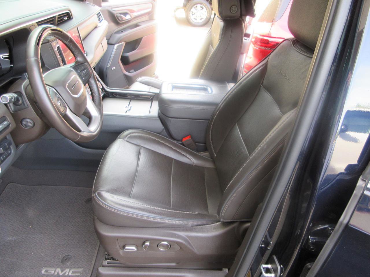 Used 2024 GMC Yukon Denali w/ Advanced Technology Package image 10