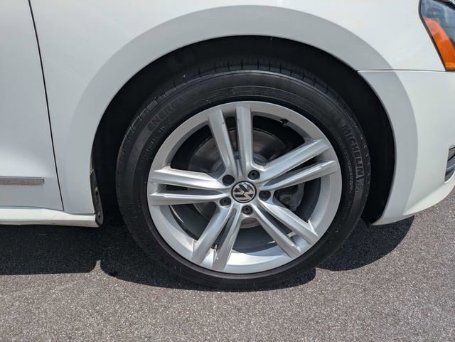 Used 2015 Volkswagen Passat TDI SEL Premium FWD image 11