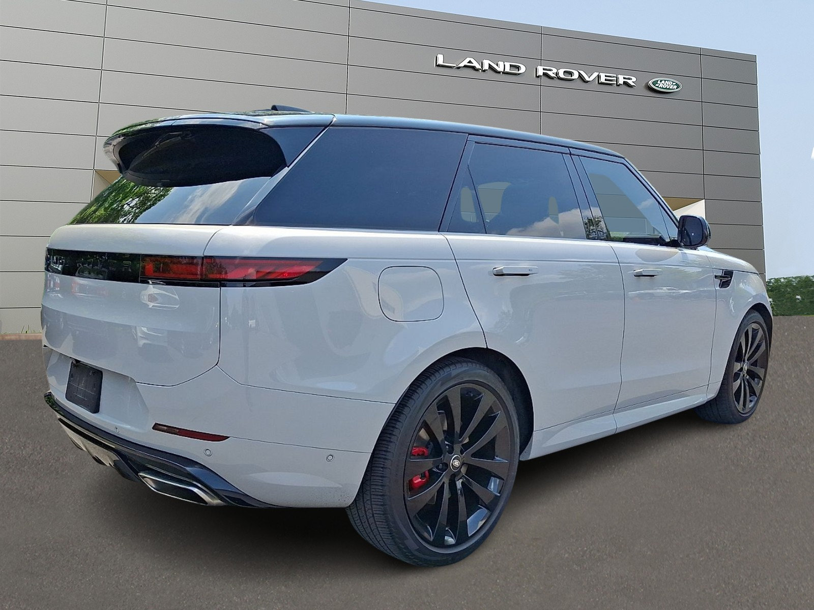 Used 2024 Land Rover Range Rover Sport Dynamic SE AWD/4WD image 2