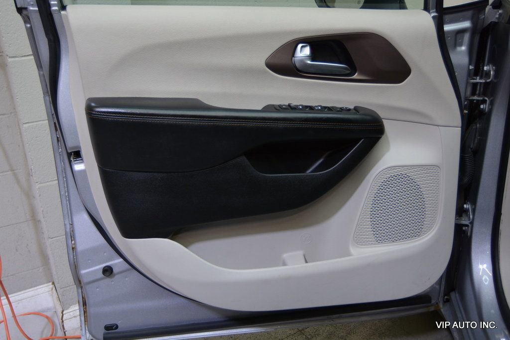 Used 2017 Chrysler Pacifica Touring image 7