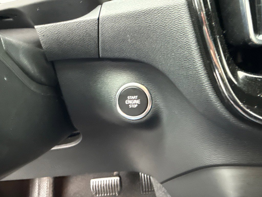 Used 2023 Volvo XC40 B5 Core image 25