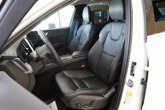 Used 2023 Volvo XC60 B5 Core image 2