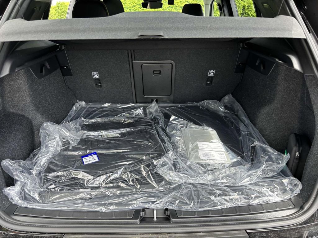 New 2025 Volvo XC40 B5 Core w/ Protection Package Premier image 9