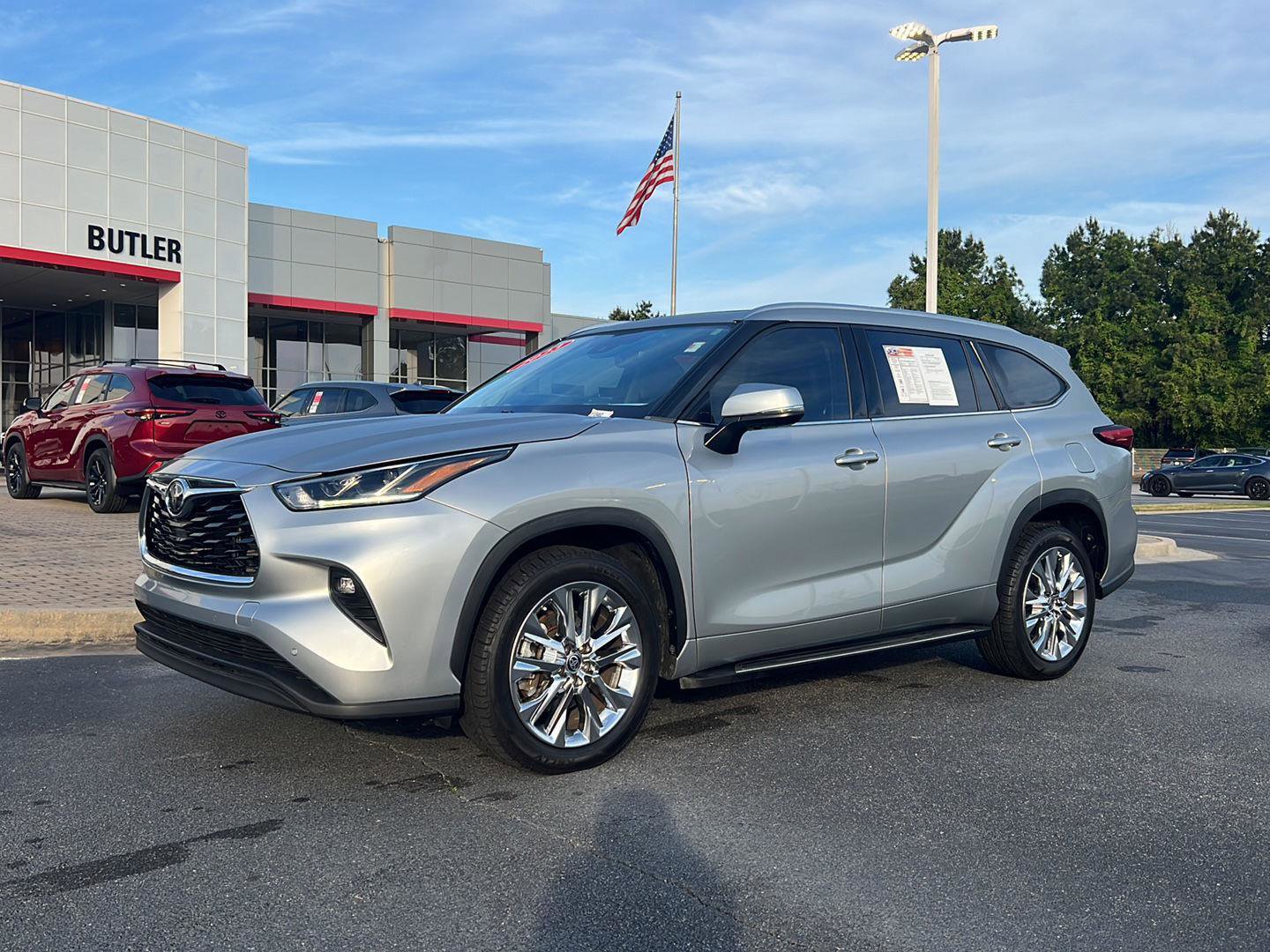 Used 2023 Toyota Highlander Limited image 2