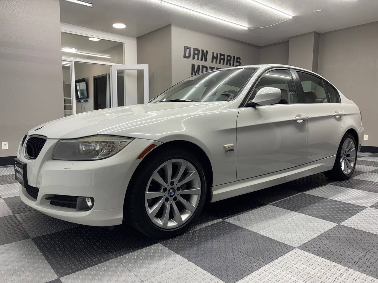 Used 2011 BMW 328i xDrive Sedan AWD/4WD image 2