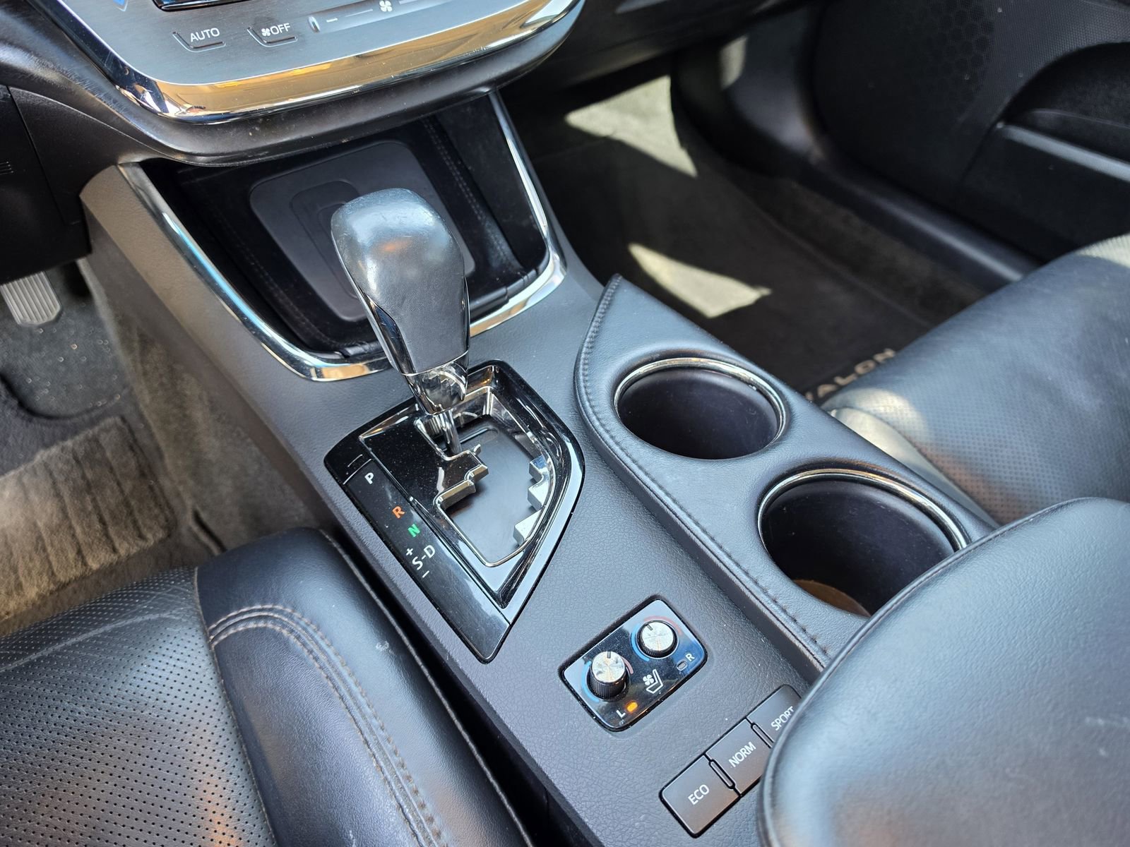 Used 2017 Toyota Avalon Limited image 21