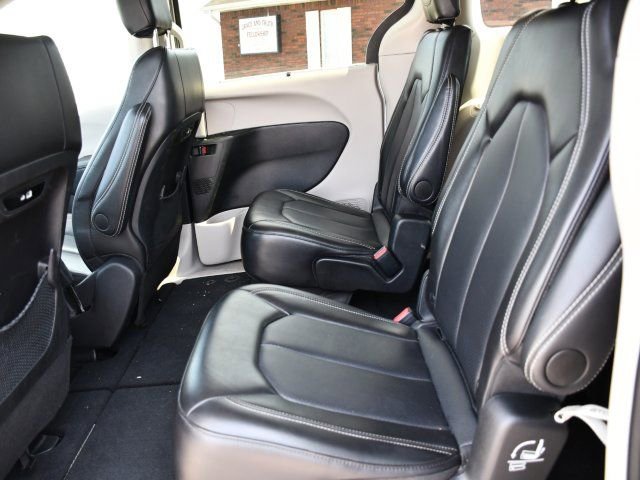 Used 2024 Chrysler Pacifica Touring-L image 15