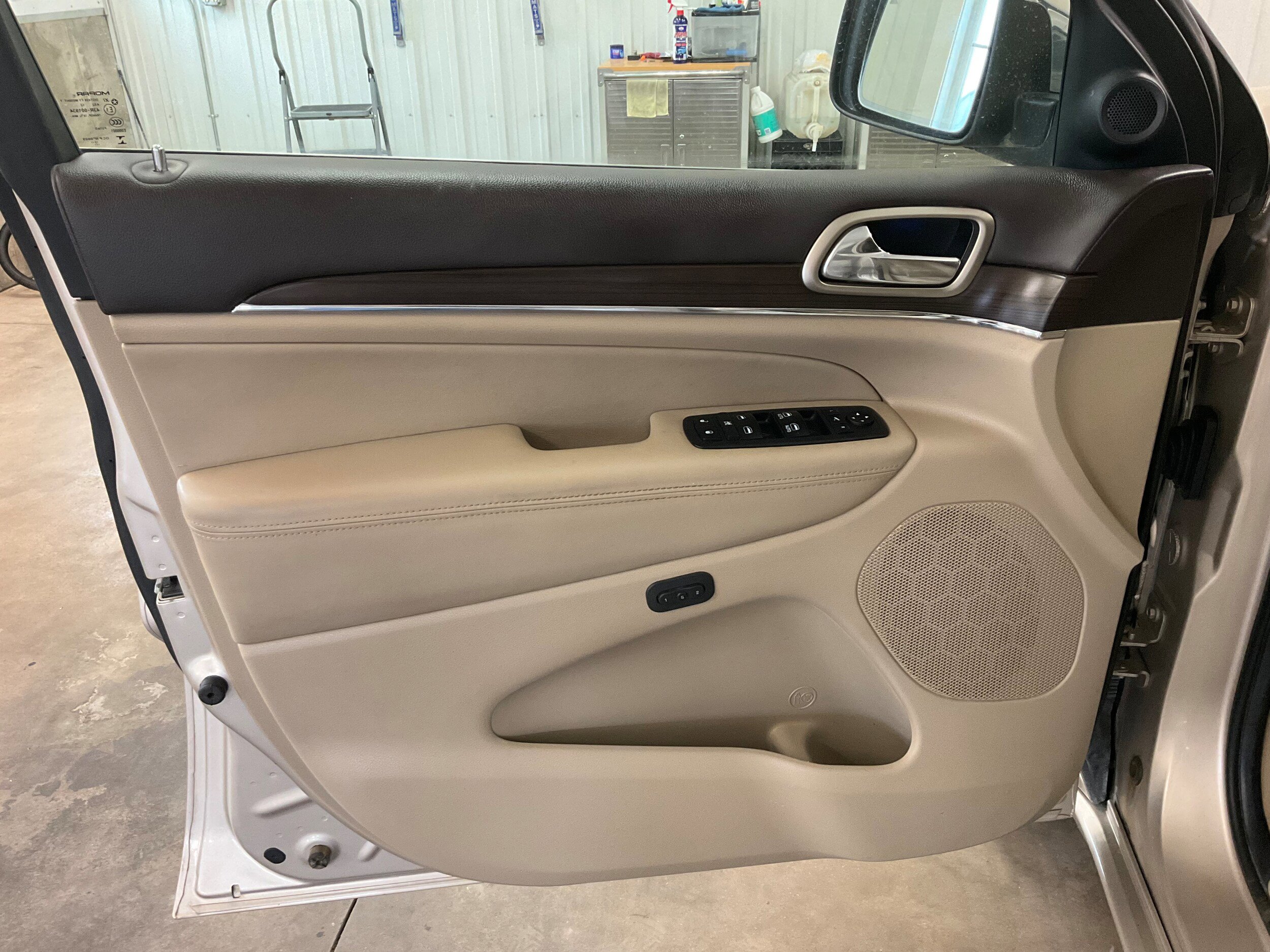 Used 2014 Jeep Grand Cherokee Overland w/ Advanced Technology Group AWD/4WD image 10