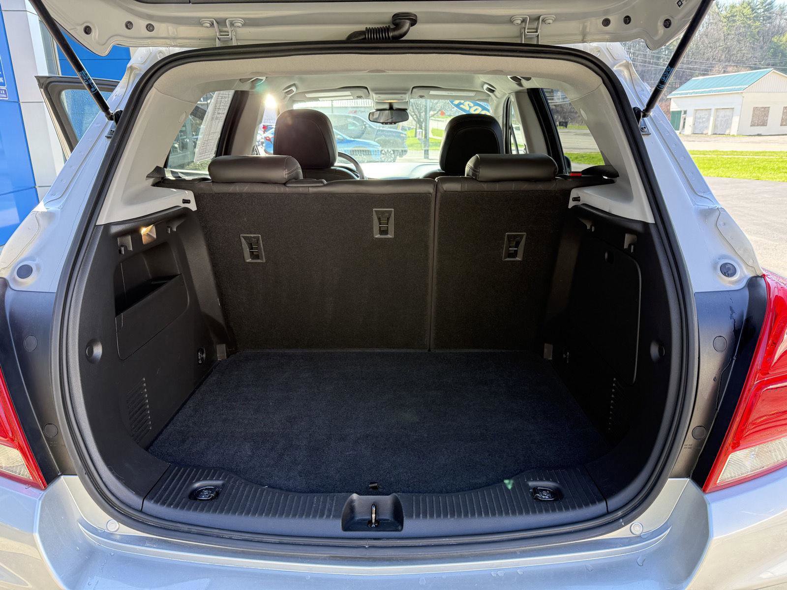 Used 2021 Chevrolet Trax LT w/ LT Convenience Package AWD/4WD image 19