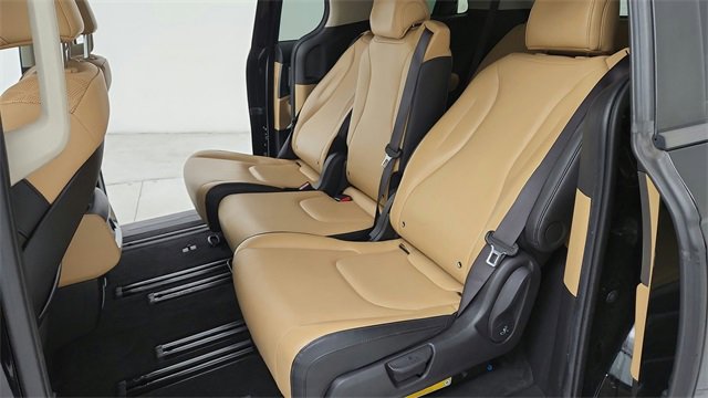 Used 2022 Kia Carnival LX image 26