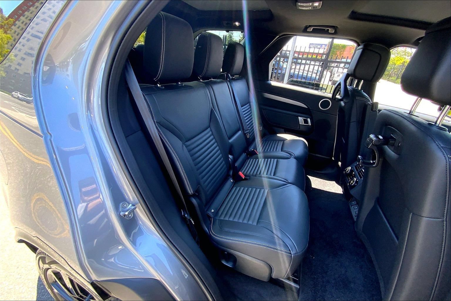 Certified 2025 Land Rover Discovery Dynamic SE AWD/4WD image 18