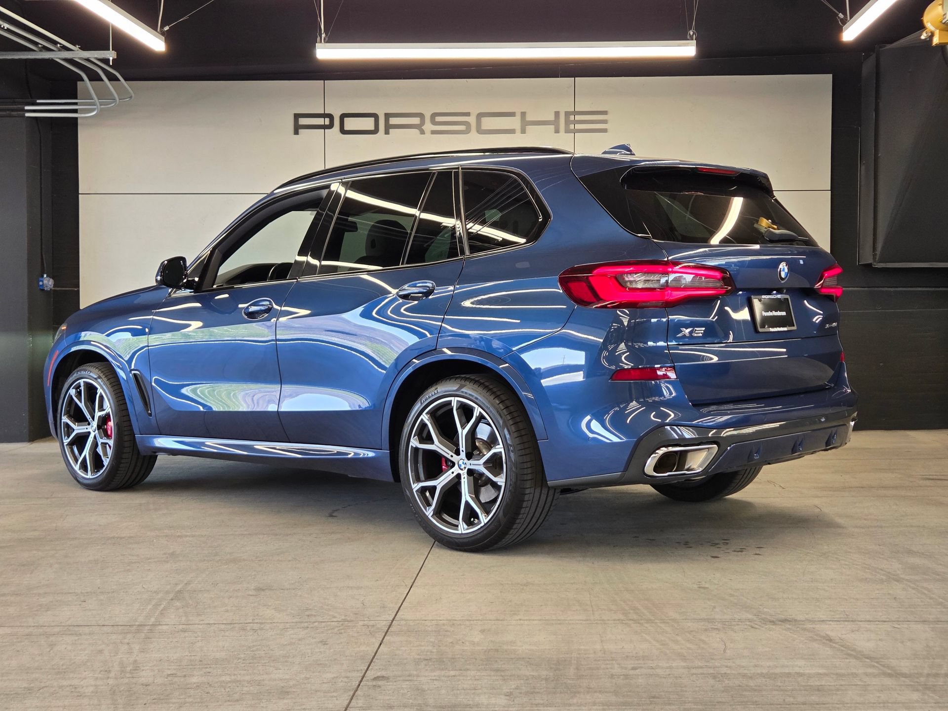 Used 2023 BMW X5 xDrive40i w/ M Sport Package AWD/4WD image 3