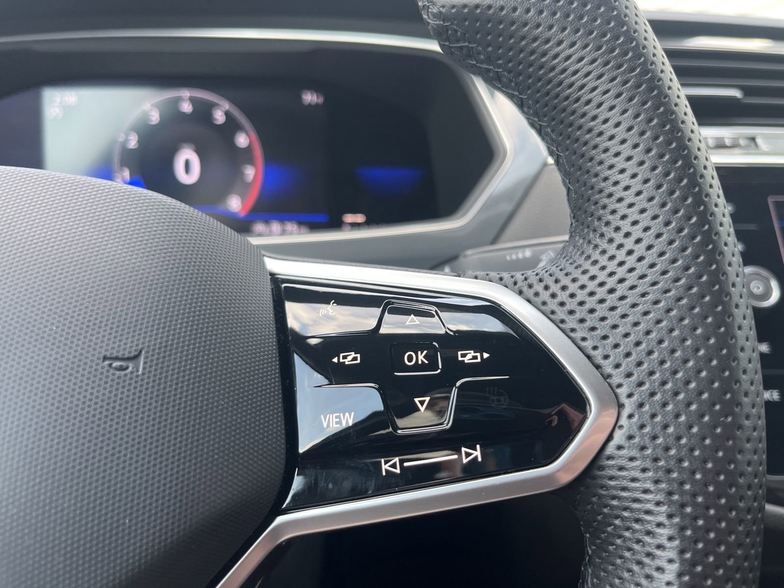 Used 2022 Volkswagen Tiguan SE R-Line FWD image 16