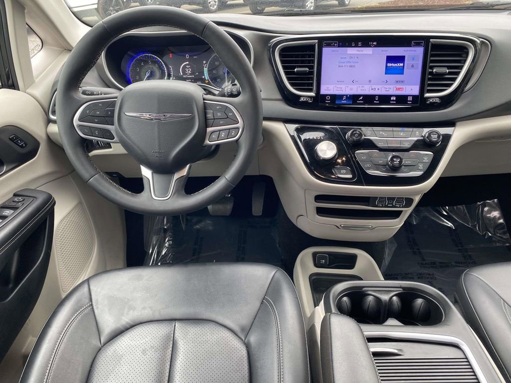 Used 2024 Chrysler Pacifica Touring-L image 9