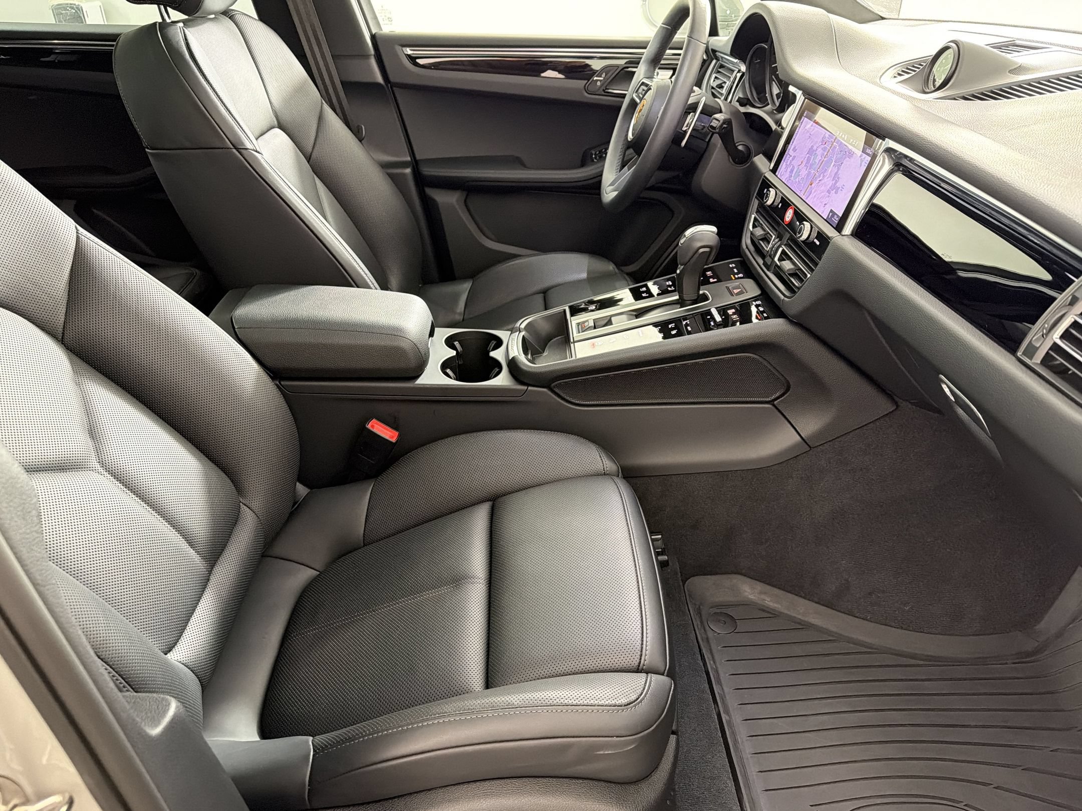 Certified 2025 Porsche Macan AWD/4WD image 32