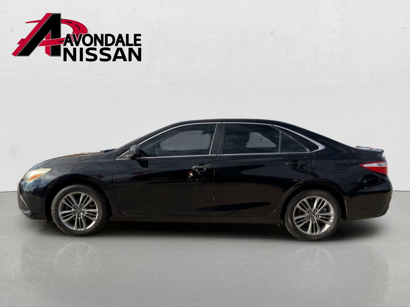 Used 2017 Toyota Camry SE w/ Moonroof Package FWD image 3