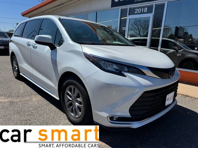 Used 2023 Toyota Sienna XLE image 1