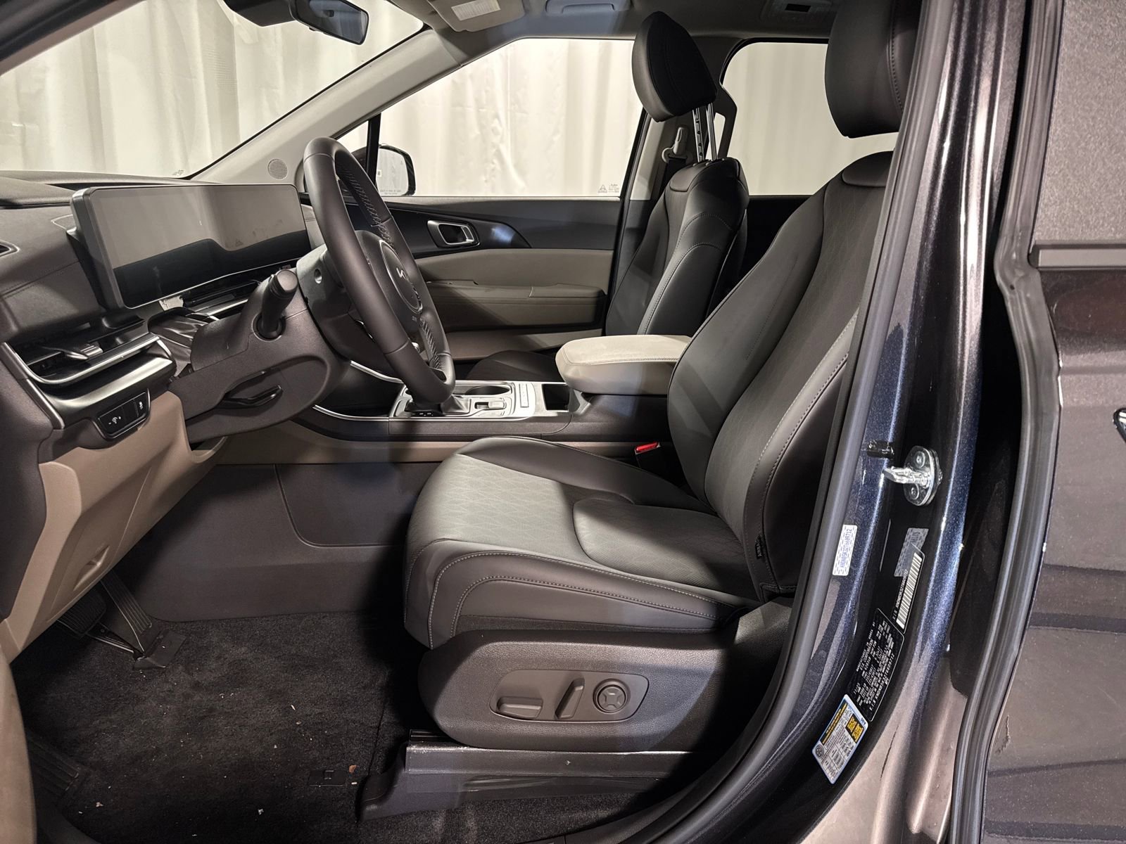 New 2026 Kia Carnival FWD image 3
